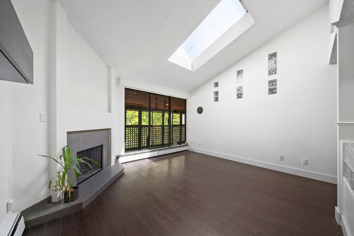 Property Photo: 141 W 13th Street 304 BC V7M 1N5