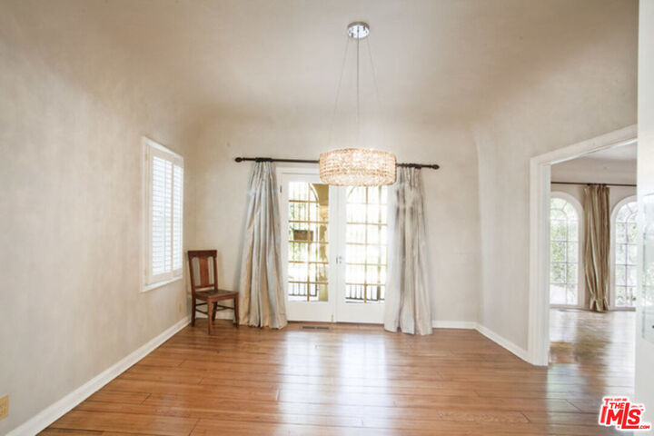 Property Photo:  251 S Citrus Ave  CA 90036 