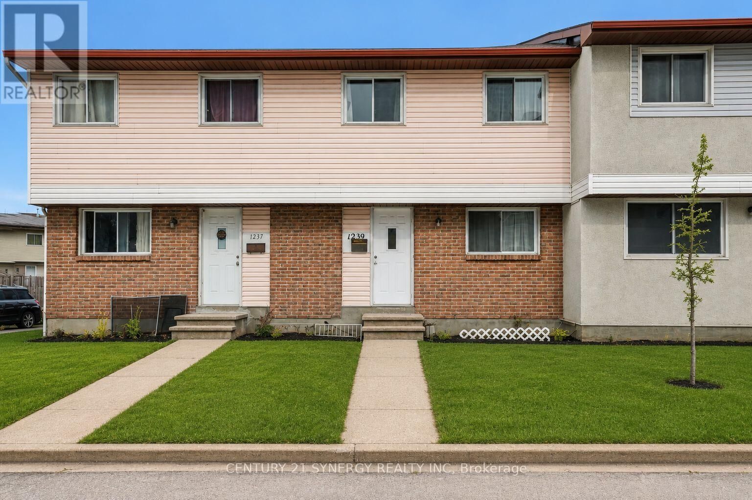 Property Photo: 1239 Bowmount Street ON K1J 8T4