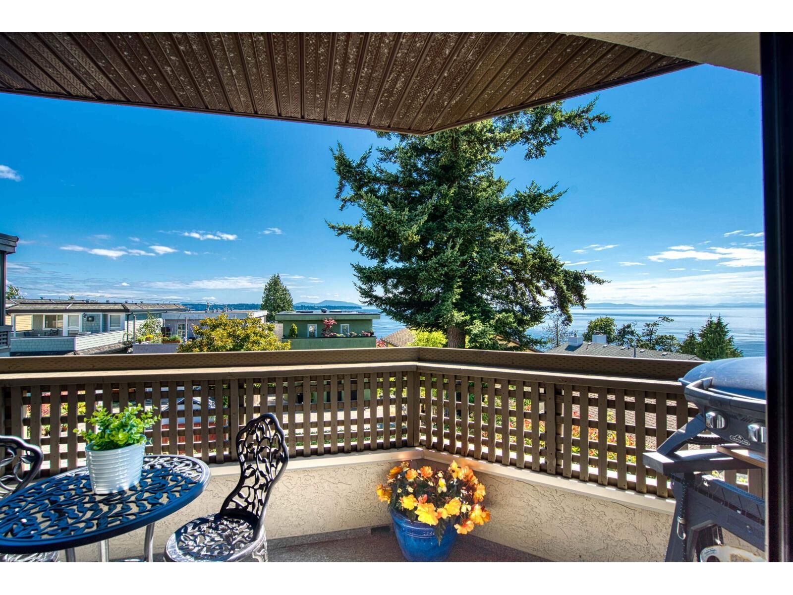 Property Photo:  15080 Prospect Avenue 206  BC V4B 2B7 
