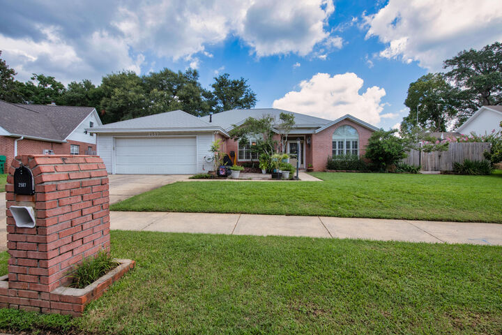 Property Photo:  2587 Dana Court  FL 32579 