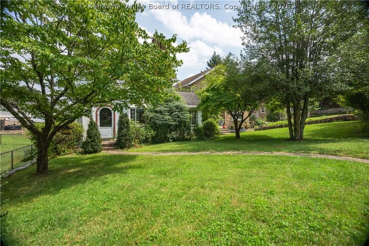 Property Photo:  1110 Oakmont Road  WV 25314 