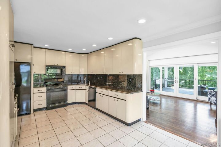 Property Photo:  20 Hunter Place  NY 11787 
