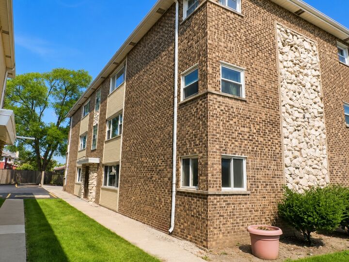 Property Photo:  2440 River Road 1E  IL 60171 