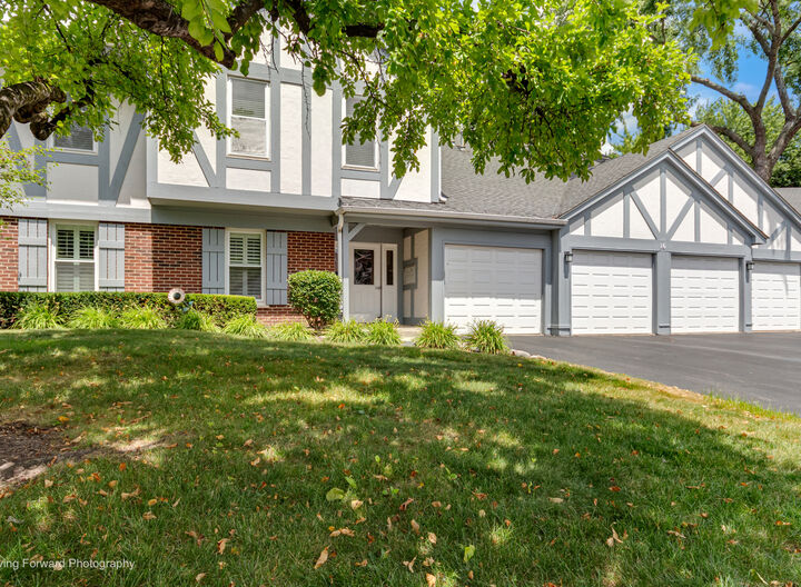 Property Photo:  16 W Fern Court 204  IL 60067 