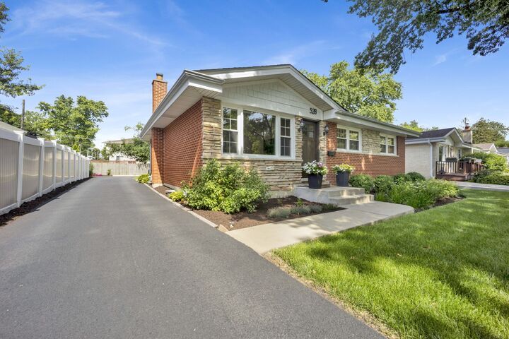 Property Photo: 528 Kipling Court IL 60187