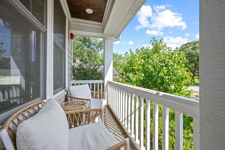 Property Photo:  712 E Rockland Road  IL 60048 