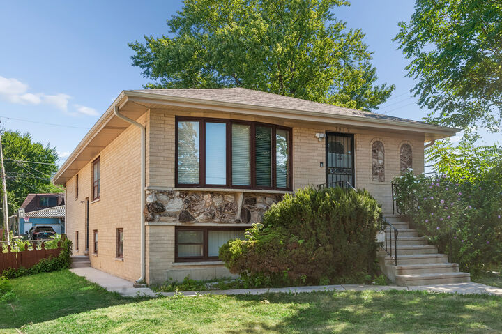Property Photo:  7017 W Jarvis Avenue  IL 60714 