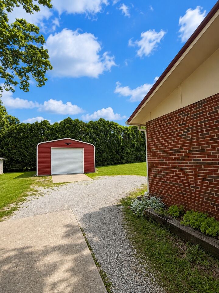 Property Photo: 204 Lakeshore Dr TN 37110