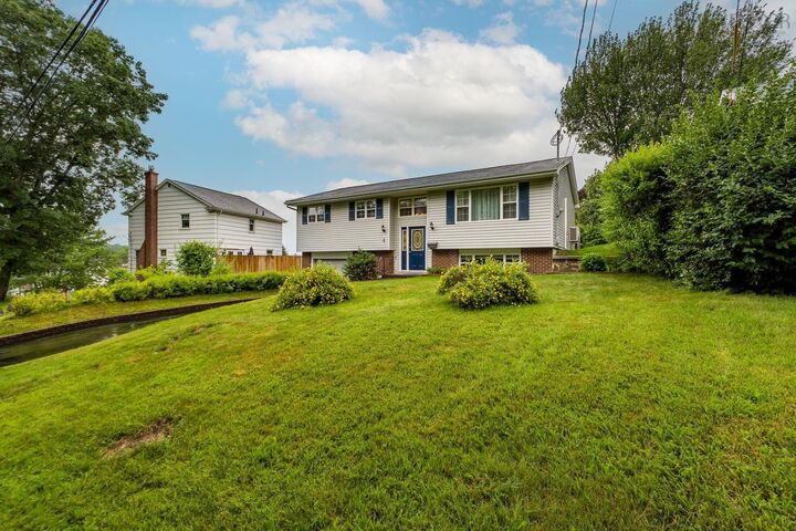 Property Photo:  4 Meadowview Drive  NS B4A 2C3 