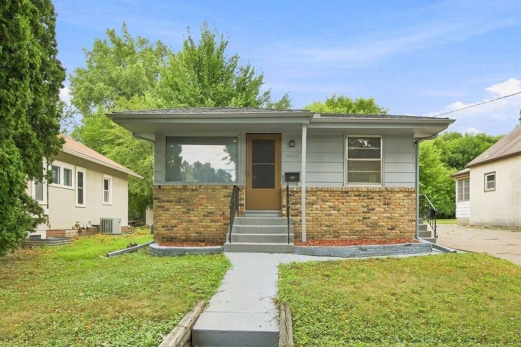 Property Photo:  2223 Cole Avenue SE  MN 55414 