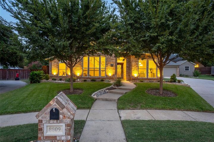 Property Photo: 8809 Hedge Row Court TX 76182