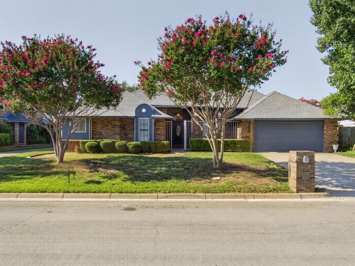 Property Photo:  604 Gunnison Drive  TX 76006 