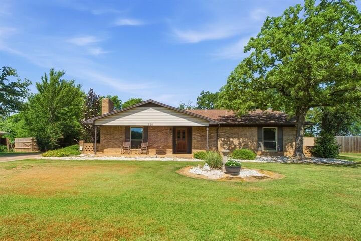 Property Photo: 706 Squires Lane TX 76227