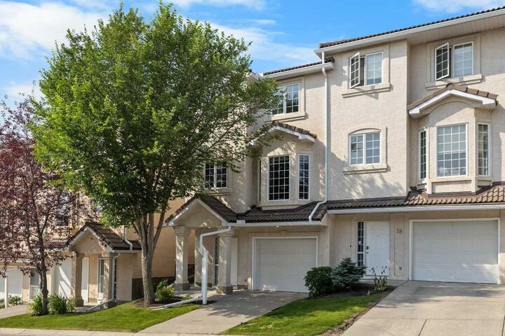 36 Hamptons Link NW — photo 1