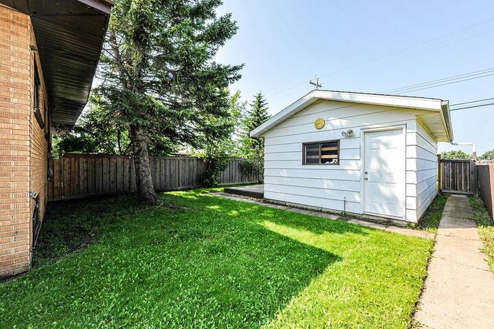 Property Photo:  Mount Pleasant Drive 88  AB T4V 2M6 
