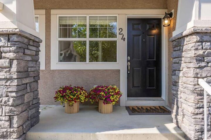 Property Photo: 9000 Wentworth Avenue SW 24 AB T3H 0A9