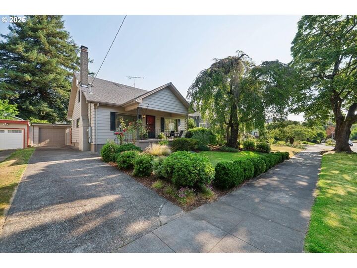 Property Photo:  2023 SE Yukon St  OR 97202 