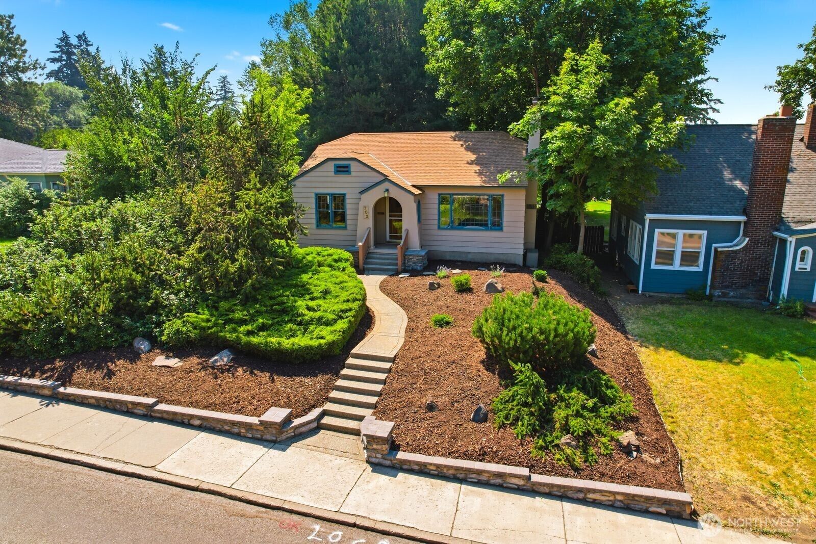 Property Photo:  702 E 3rd Avenue  WA 98926 