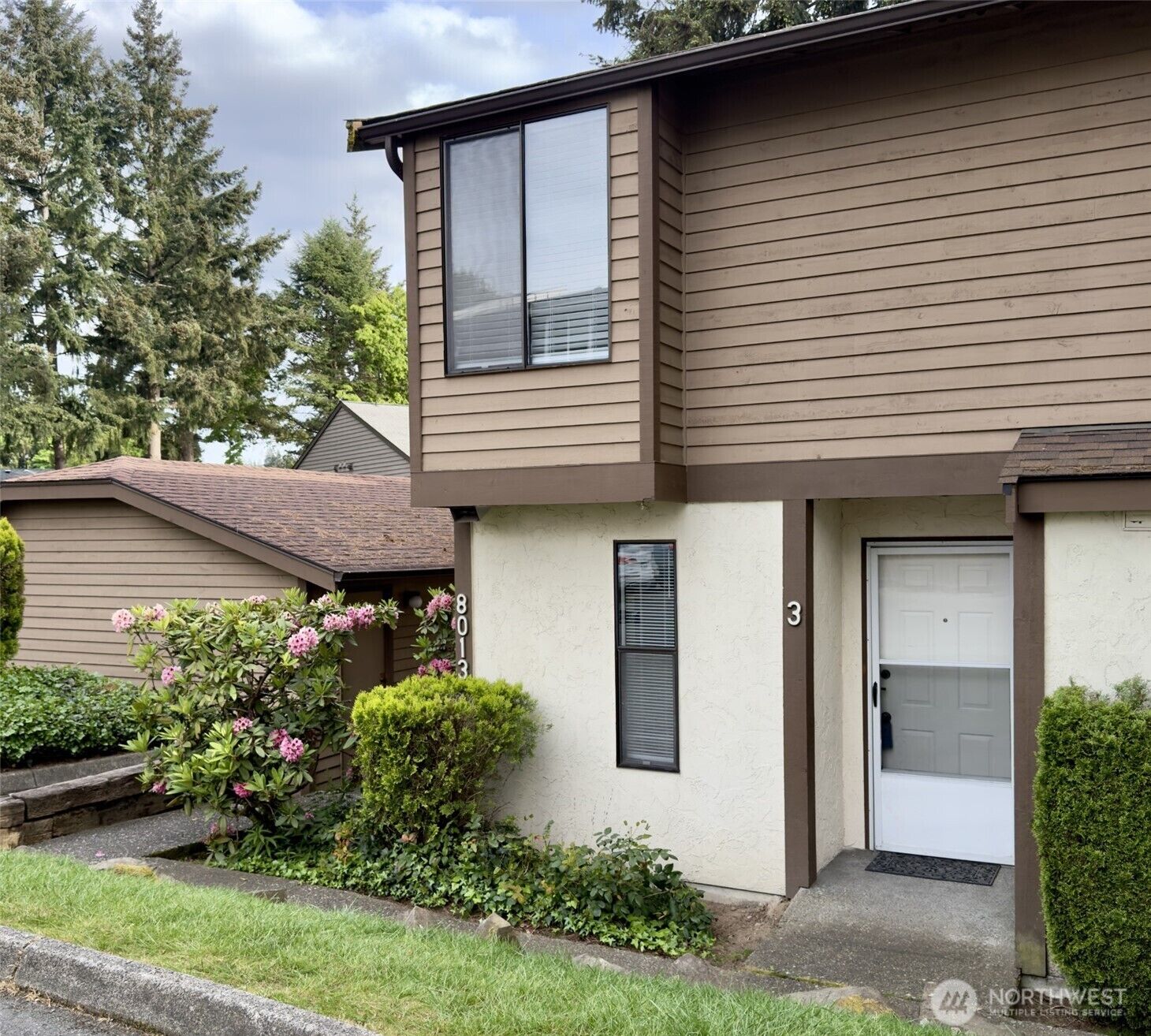 Property Photo: 8013 NE 177th Court 403 WA 98028