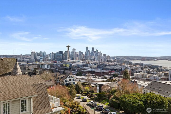 Property Photo: 604 W Kinnear Place WA 98119