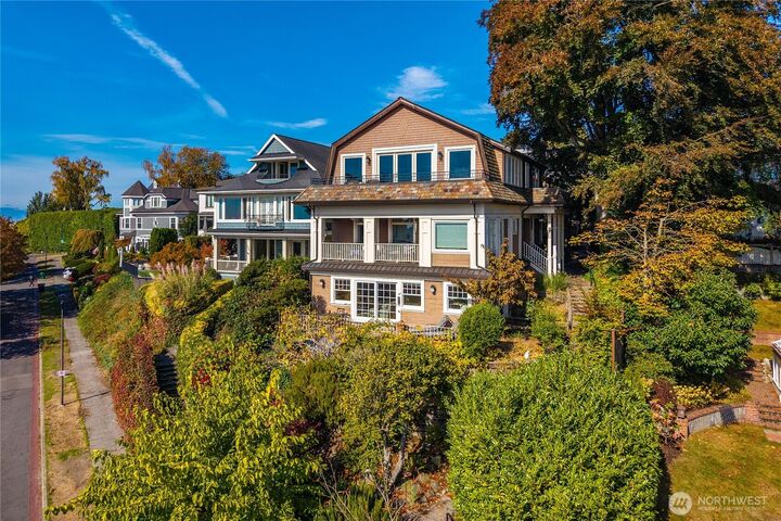 Property Photo:  604 W Kinnear Place  WA 98119 