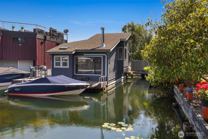 Property Photo:  2822  Boyer Avenue E 1  WA 98102 
