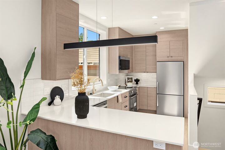 Property Photo: 4415 2nd Avenue NE B WA 98105