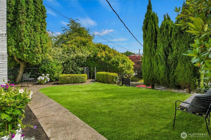Property Photo:  2353  Federal Avenue E  WA 98102 
