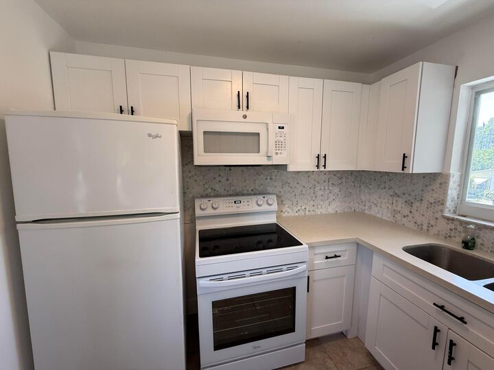 Property Photo: 1859 Lincoln Street 202 FL 33020