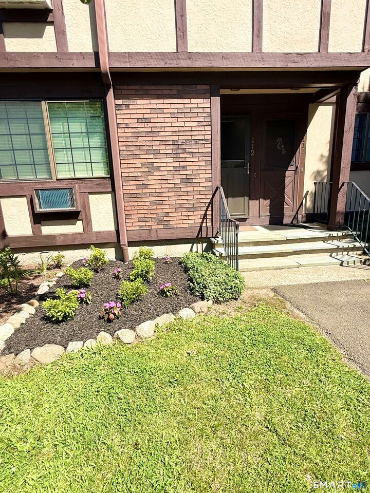 Property Photo:  112 Foxwood Close  CT 06460 