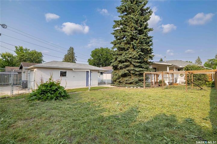 Property Photo: 2808 Clarence Avenue S SK S7J 1M8