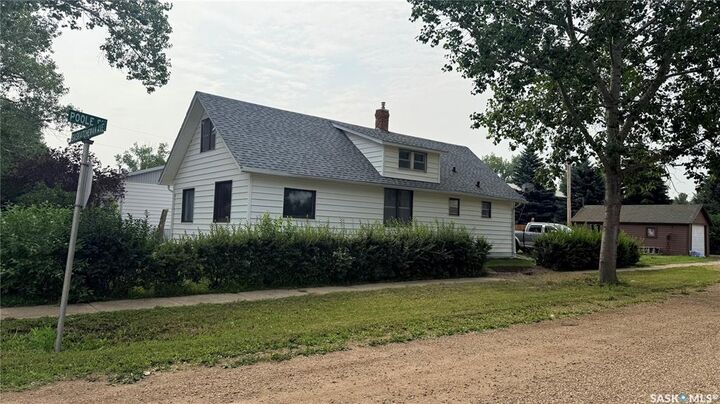 Property Photo:  402 Saskatchewan Avenue  SK S0C 2L0 