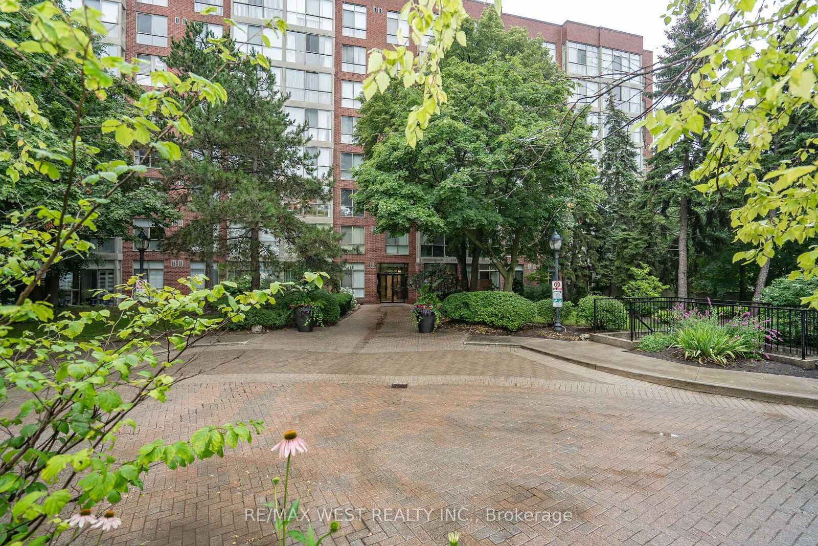 Property Photo: 24 Southport Street 749 ON M6S 4Z1