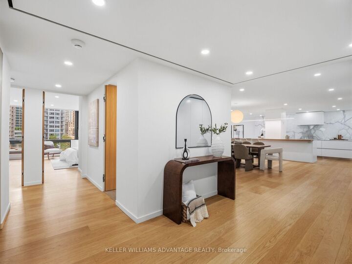 Property Photo: 1166 Bay Street 1002 ON M5S 2X8