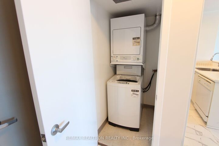 Property Photo:  36 Lee Centre Drive 2906  ON M1H 3K2 