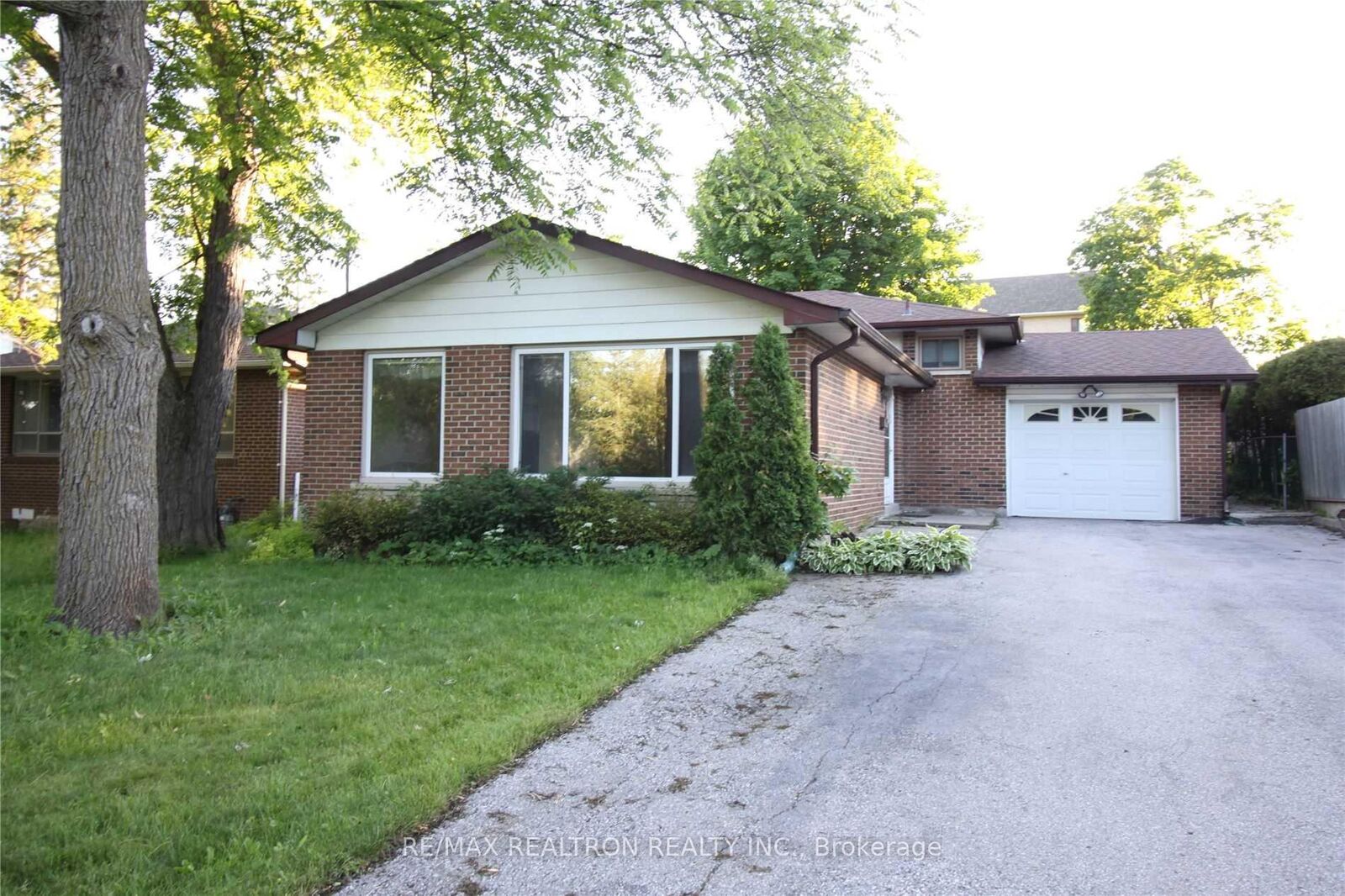 Property Photo:  180 Church Street S  ON L4C 1W6 