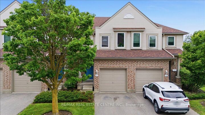 15 Roehampton Crescent — photo 1