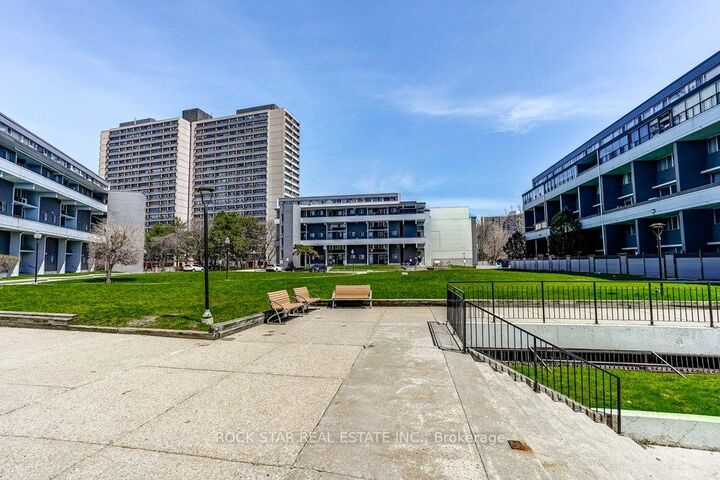Property Photo: 10 Sunny Glenway 1711 ON M3C 2Z3