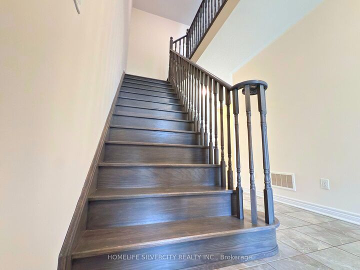 Property Photo:  35 Sparkle Drive  ON L2V 0H2 