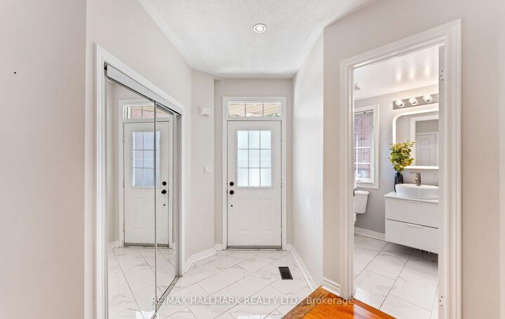 Property Photo: 17 Rushingbrook Drive ON L4S 1W6