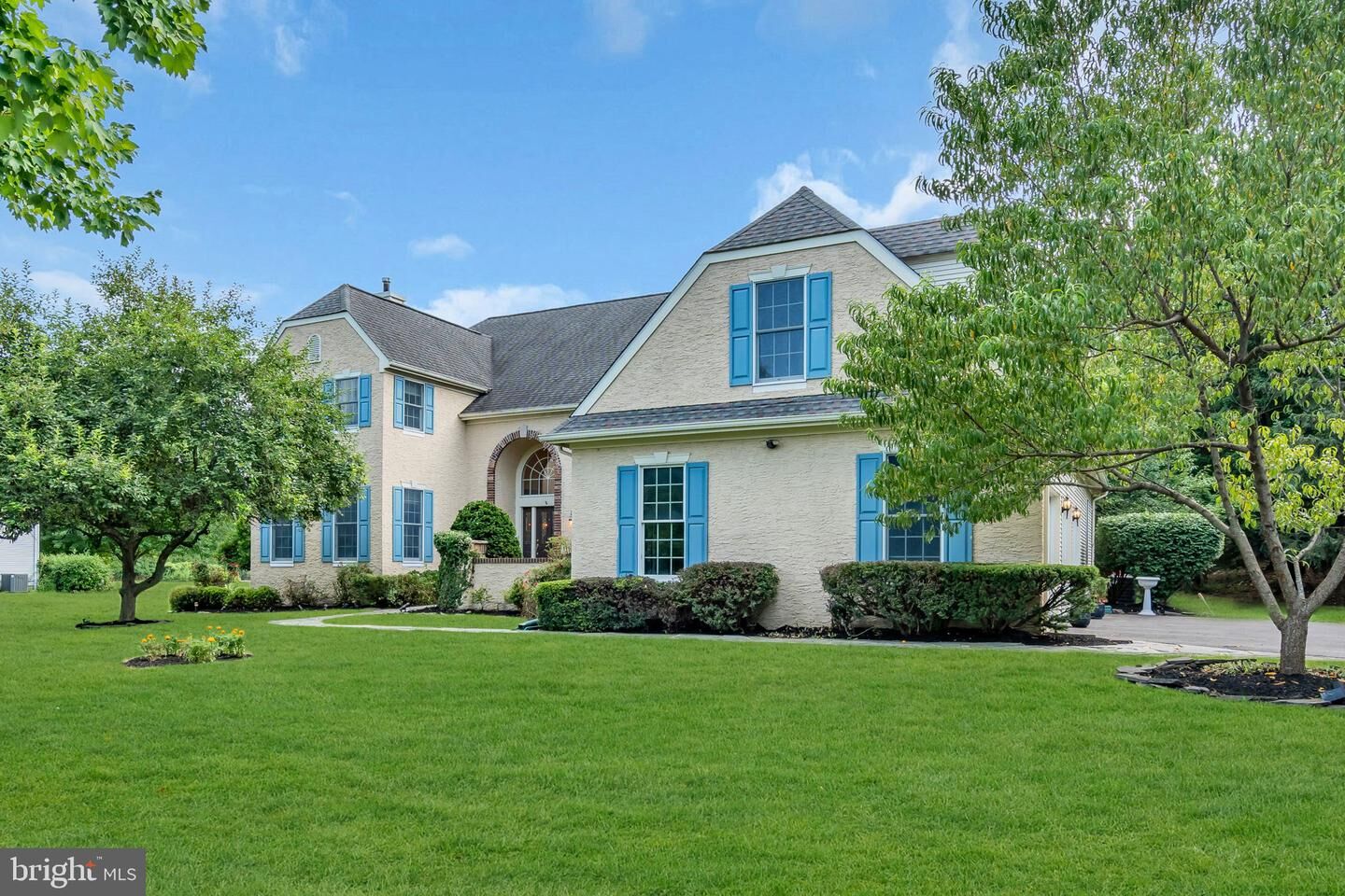 Property Photo:  7 Chaucer Court  NJ 08550 