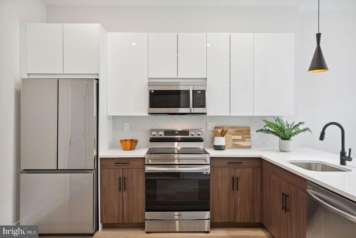 Property Photo: 720 W Thompson Street 602 PA 19122