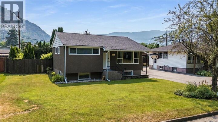 Property Photo: 1112 Marianna Crescent BC V1R 1C7