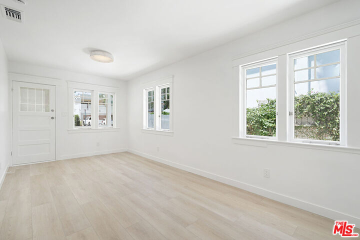 Property Photo: 4622 Norwich Ave CA 91403