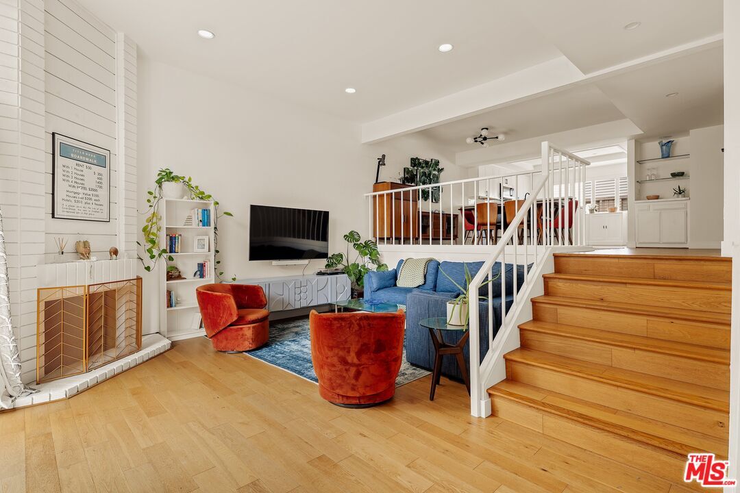 Property Photo: 4600 Glencoe Ave, Unit 2 CA 90292