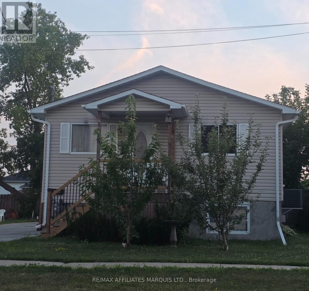 Property Photo:  1418 Cumberland Street  ON K6J 4K7 