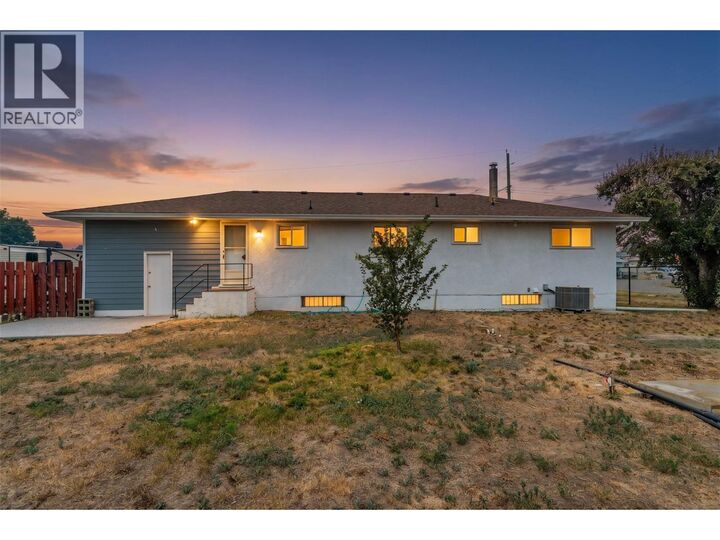 Property Photo:  913 Holt Street  BC V2B 5G8 
