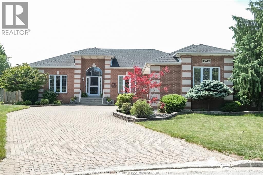 Property Photo:  1747 Chornoby Crescent  ON N8N 5A1 