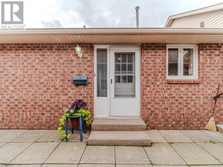 Property Photo: 122 Bunting Road 103 ON L2P 3X7